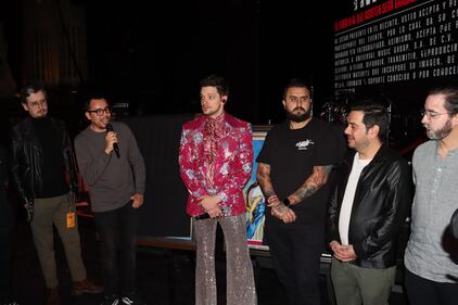El cantante y compositor venezolano fue sorprendido con un disco Platino por su álbum EVA, Doble diamante y Triple Platino por su sencillo Ojos Marrones en el Teatro Metropólitan.