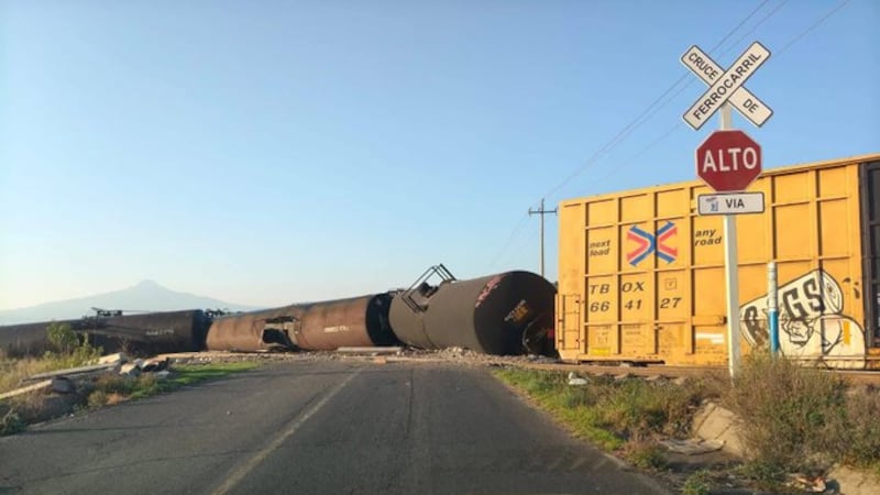 Se descarrila tren con material inflamable en Tlaxcala: ¿Qué provocó el incidente?