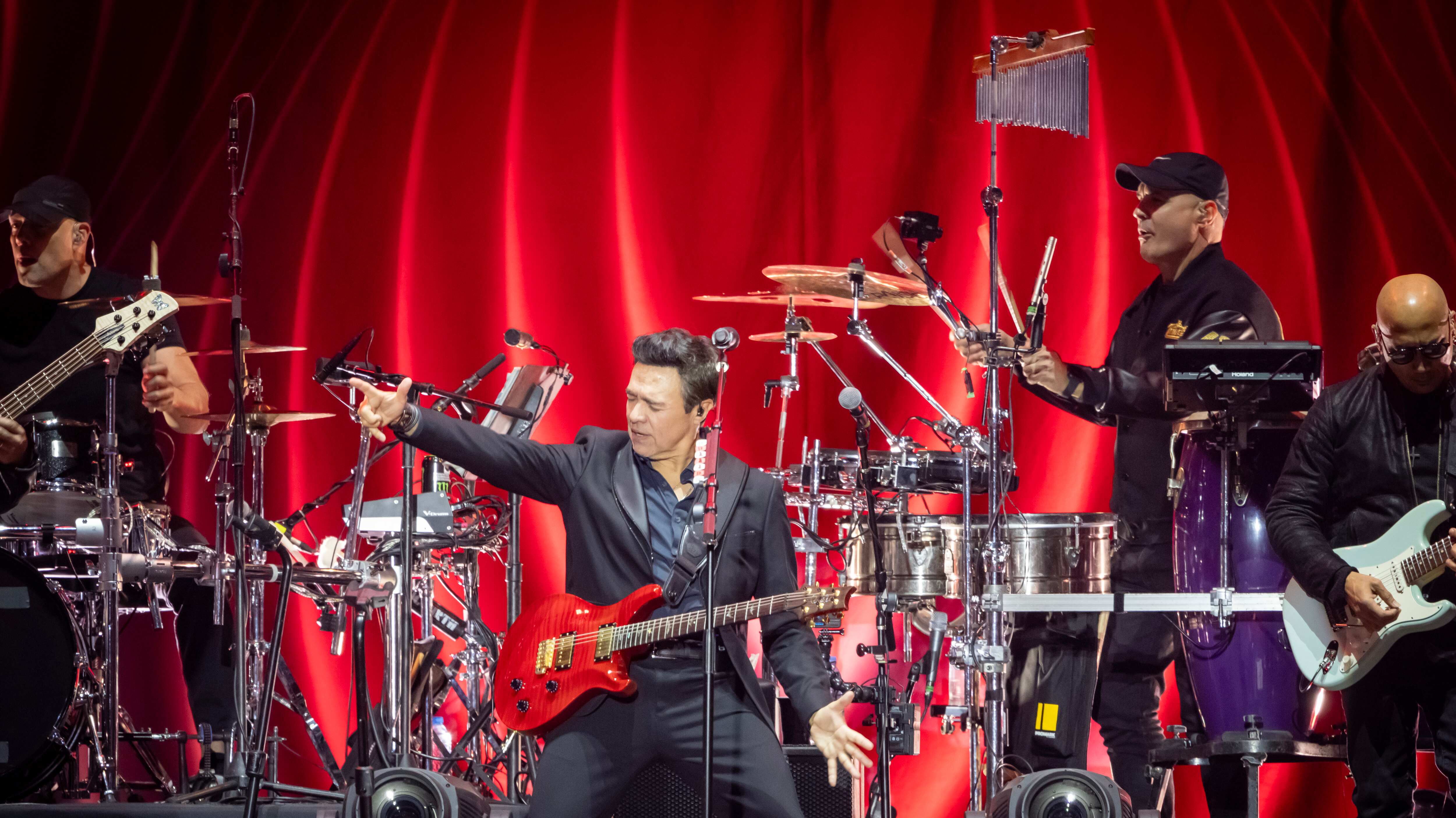 En un encuentro único con sus fanáticos de todas las edades, Los Temerarios ofrecieron la primera de sus dos presentaciones en el Estadio GNP Seguros, recinto que fue testigo de una noche llena de temas que marcaron la carrera de la agrupación en más de 40 años dentro de la industria, por lo cual el público coreó canciones como “Dímelo", "Solo te quiero a ti", "Te hice mal", "Por qué te conocí", entre otras.