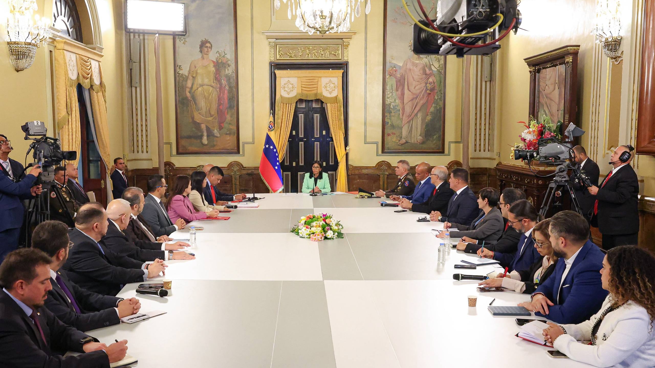 “Nuestras manos están tendidas, para todos los países del mundo, para relacionamiento, cooperación económica, comercial y energética”, dijo Delcy Rodríguez al afirmar que las relaciones económicas de Venezuela están diversificadas en distintas mercados en el mundo, como están diversificadas sus relaciones geopolíticas.