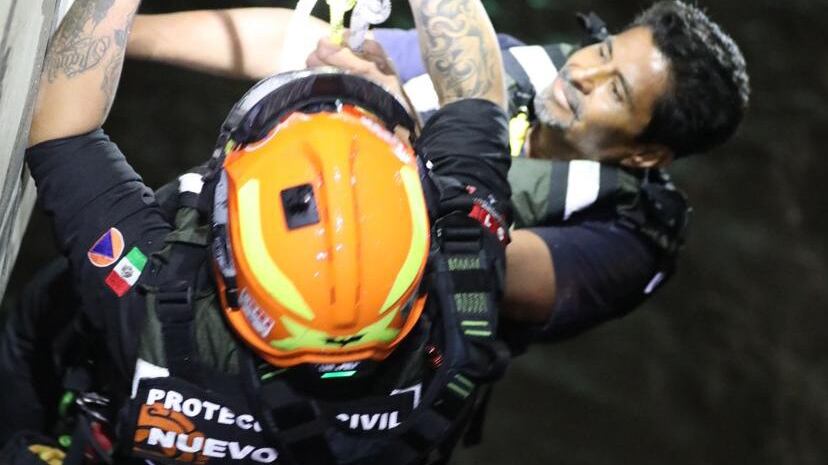 Un hombre que dormía debajo del Puente Cuauhtémoc fue sorprendido por la fuerza de la corriente.