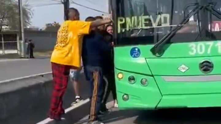 La bronca se registró en plena avenida, entre el operador y el automovilista.