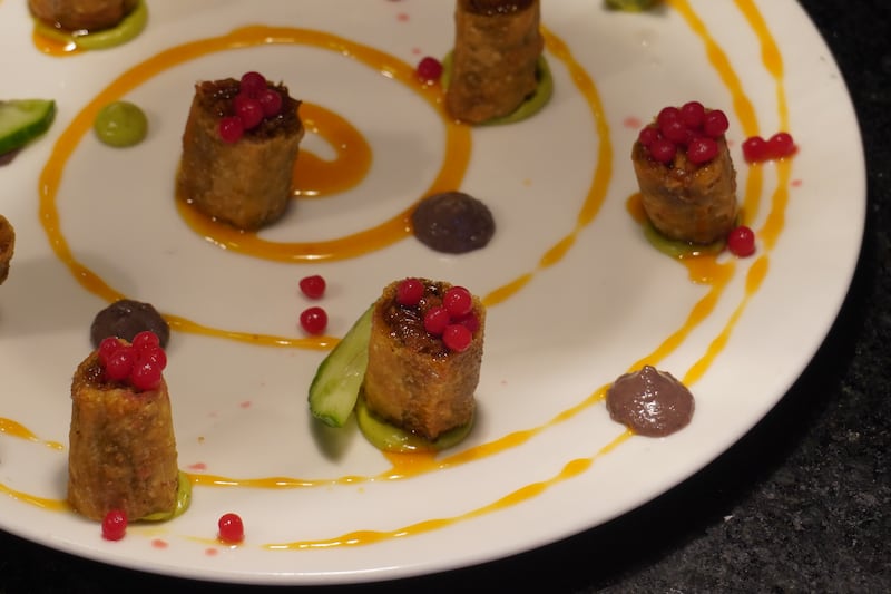 Inspiradas en la cocina chiapaneca, esta preparación se realiza con cochito, salsa mango habanero, guacamole y frijoles refritos