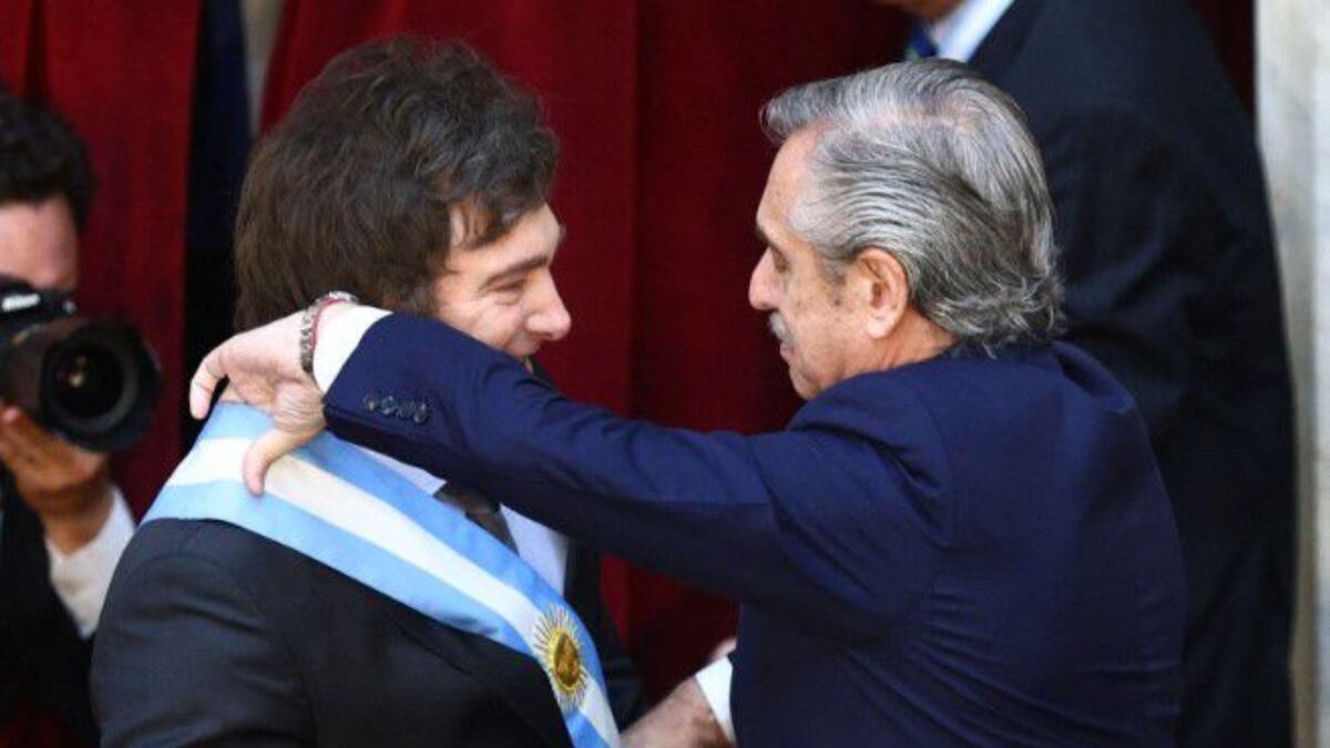 Alberto Fernández le entregó la banda presidencial. (Especial)