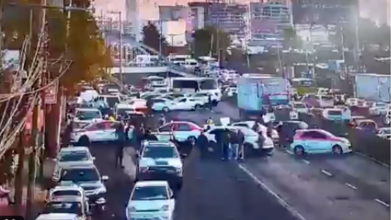 A la altura de Santa Fe, vecinos de la Cuajimalpa han bloqueado la vialidad