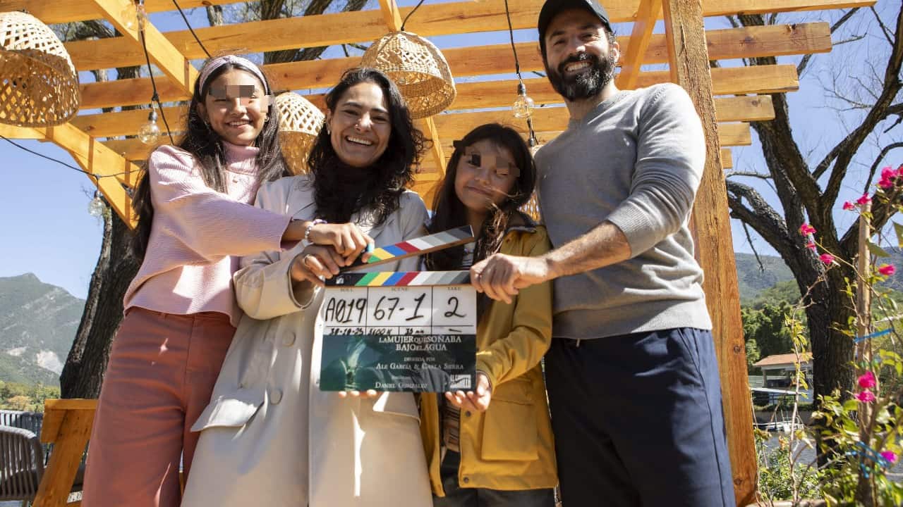 La trama se desarrolla principalmente en una cabaña al lado de un lago, creando una atmósfera de aislamiento y tensión.