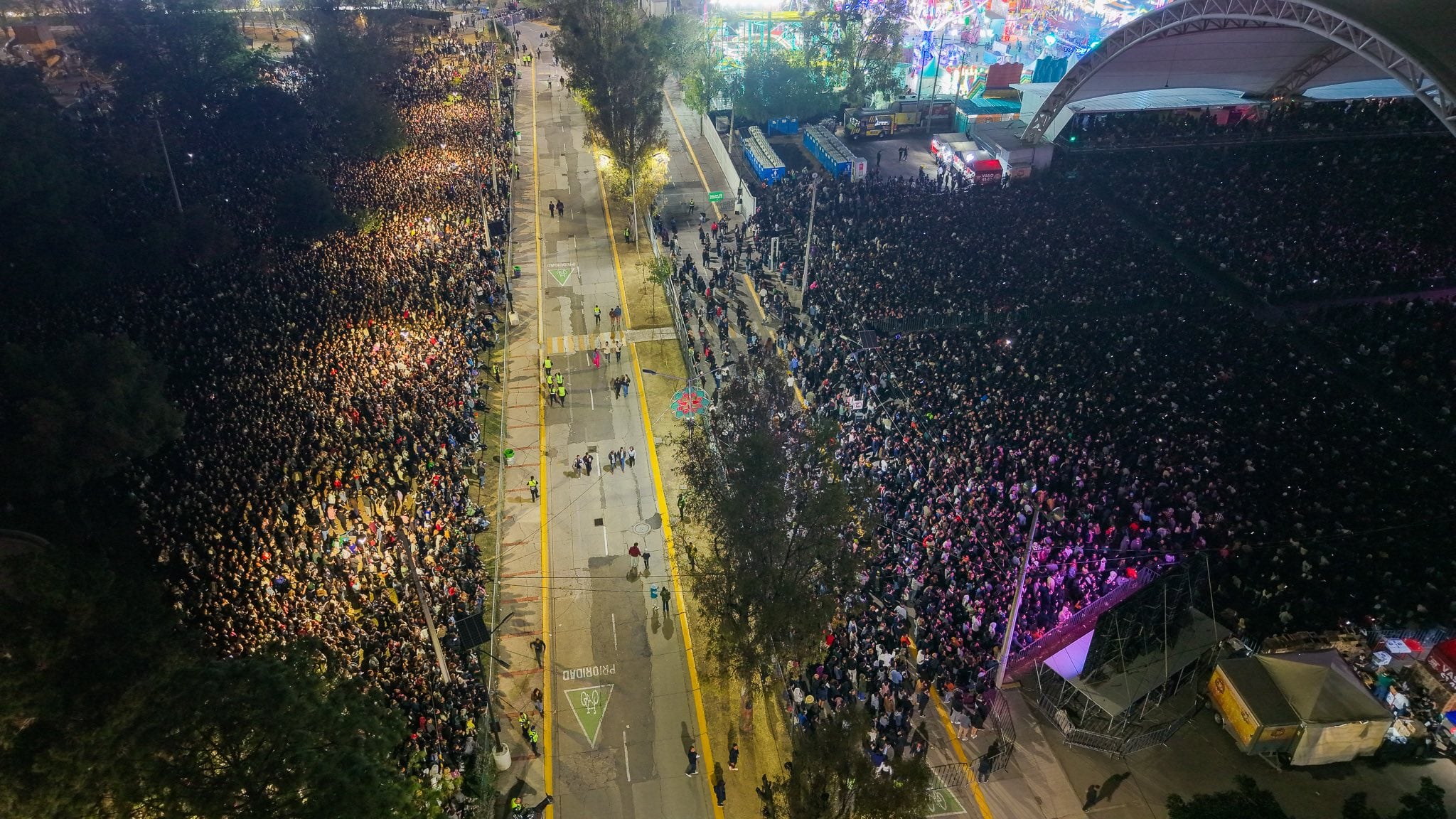 Vista aérea del concierto de Zoé en La Velaria de la Feria, con asistentes dentro del Foro Mazda y en la zona exterior gratuita habilitada en Explora, en León.