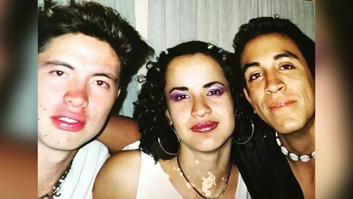 Daniela Torres (medio) en un reencuentro con el elenco de Amarte Duele