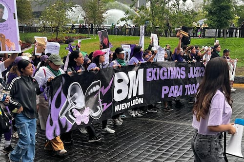 Ni la lluvia detuvo marcha por el 8M en Monterrey