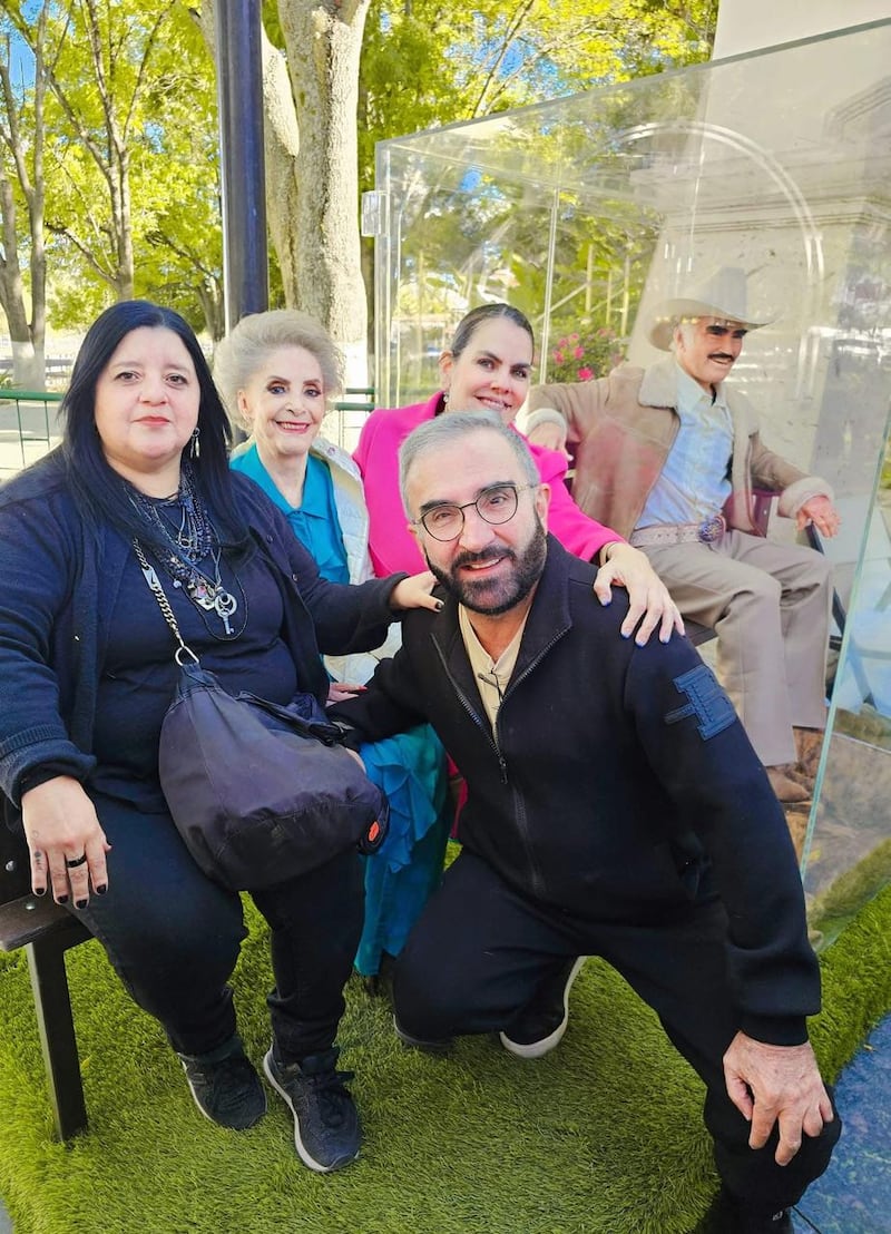 Gaby, colaborada de Publimetro México, se ha dedicado al periodismo en Jalisco durante los últimos 13 años; aquí la vemos junto a Vicente Fernández Jr. y Doña "Cuquita" Abarca, viuda del Charro de Huentitán. CORTESÍA