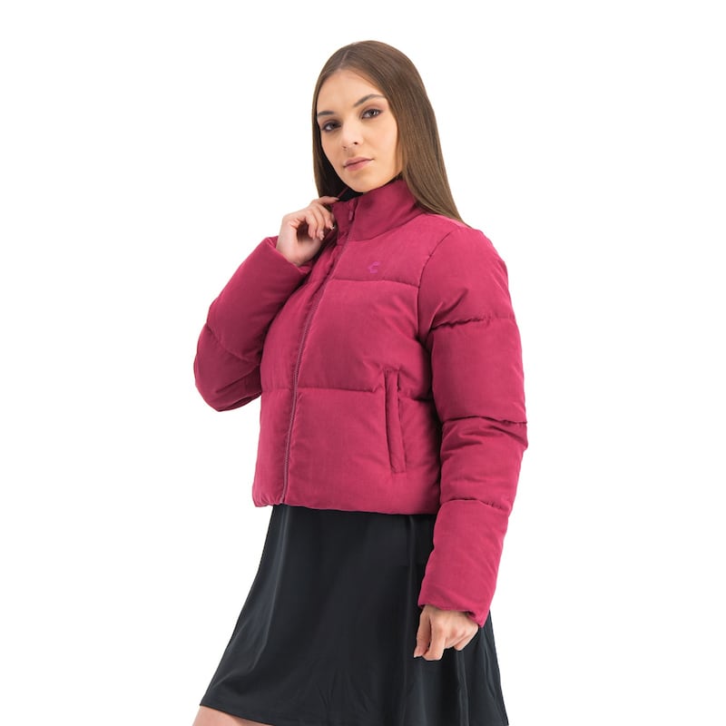 Destacan piezas versátiles y atemporales como gafas, ropa deportiva de alto rendimiento, calzado en piel trabajado artesanalmente y tenis en tonos cálidos que conquistan el invierno con estilo