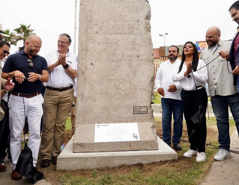 México instala pedazos del muro de Berlín en la frontera con EU