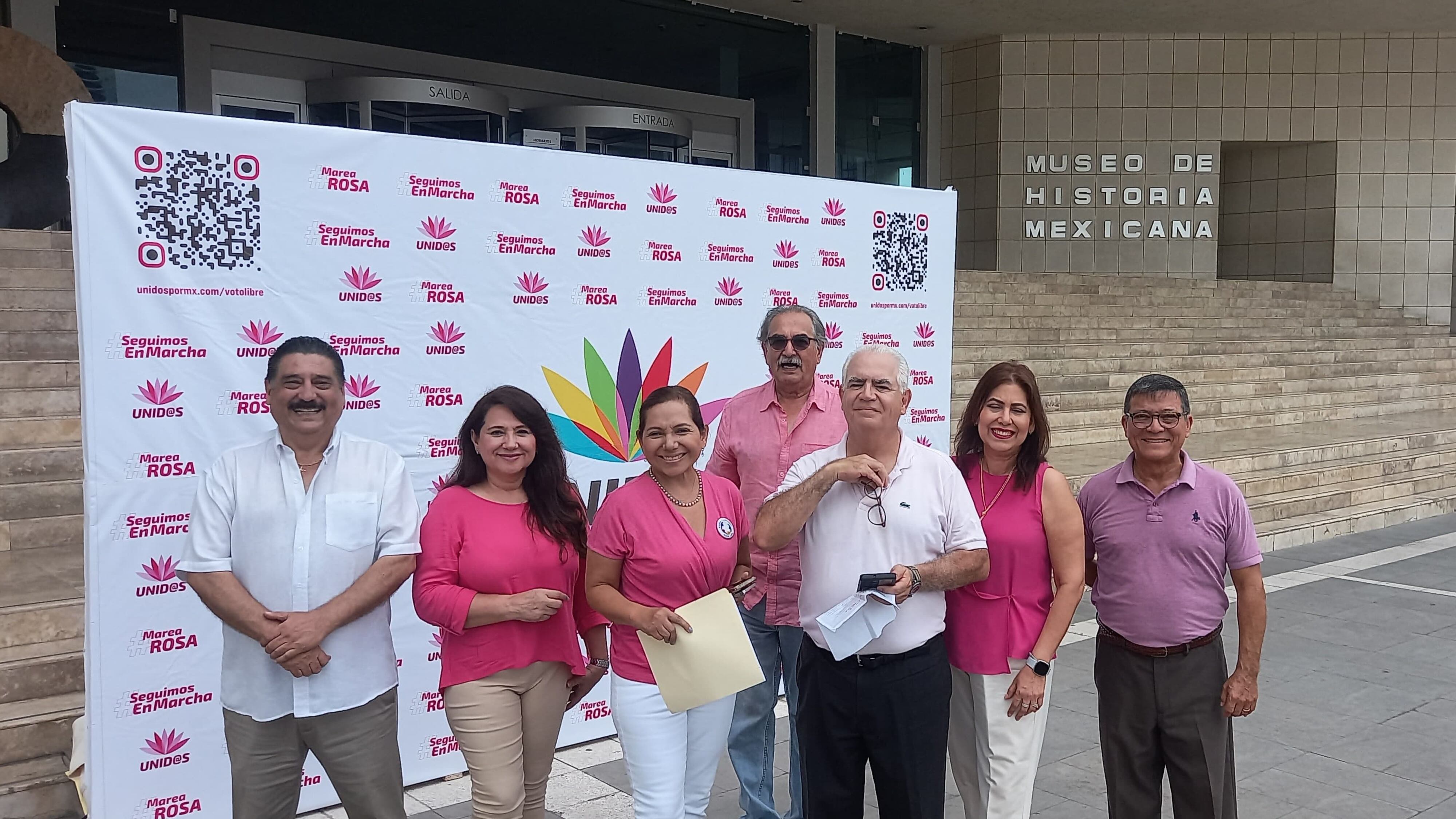 Integrantes de Unid@s invitan a la población a defender la República y el voto.