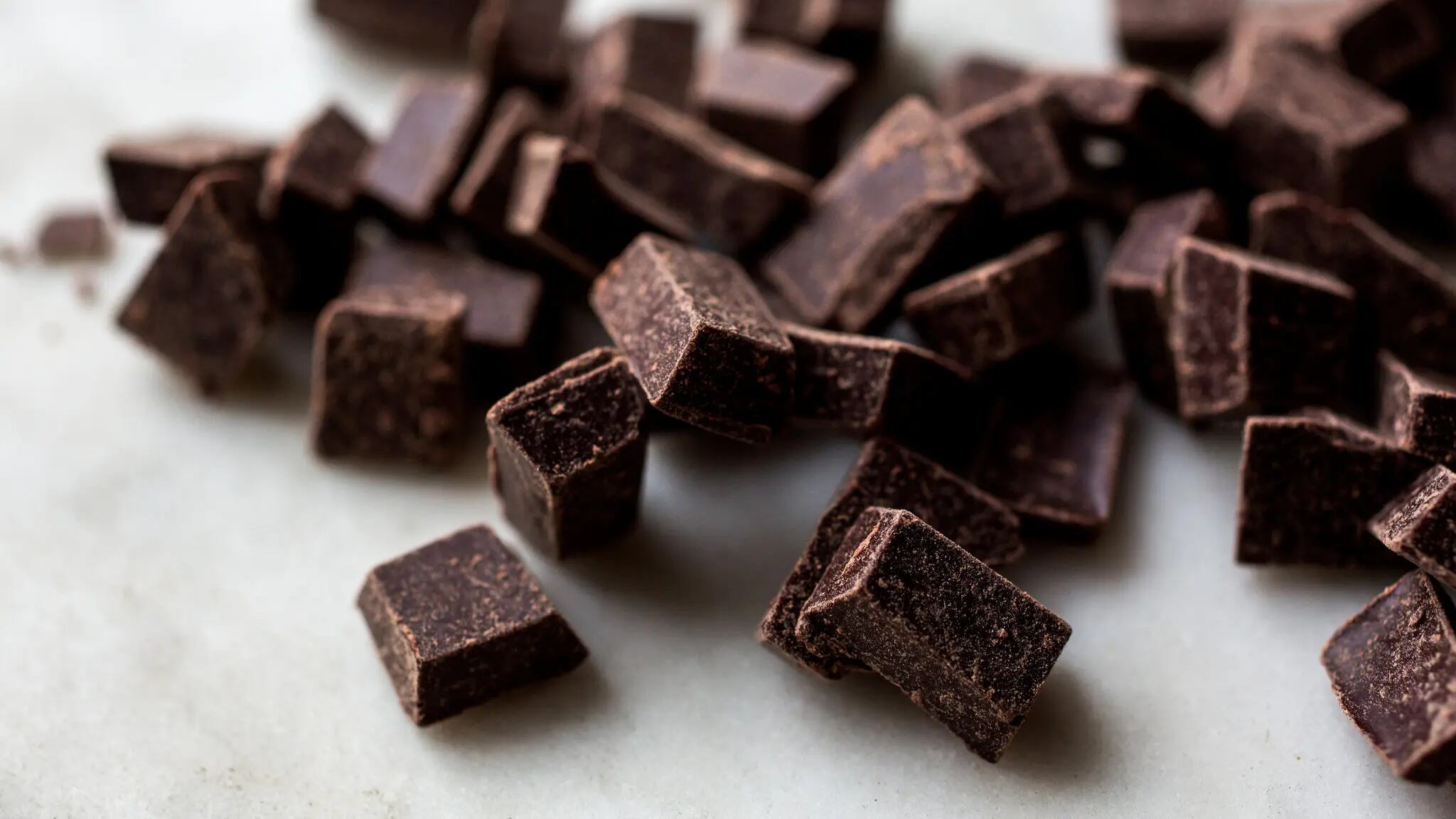 El chocolate amargo produce altos niveles de serotonina.