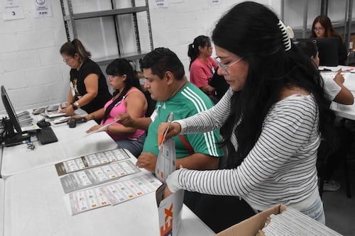 Mexicanos en el extranjero votarán desde 154 países, INE les envía la paquetería electoral