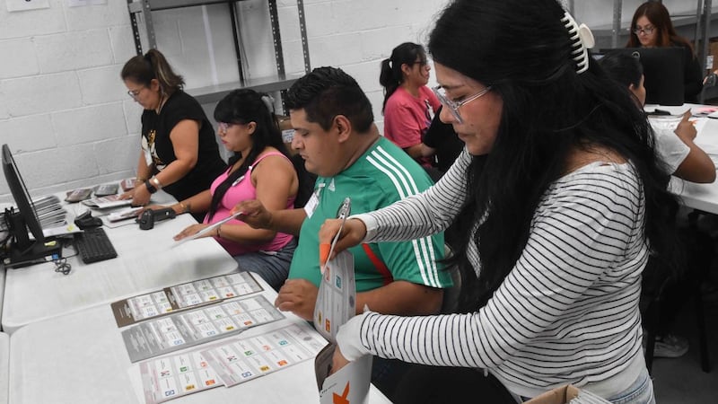 Mexicanos en el extranjero votarán desde 154 países, INE les envía la paquetería electoral