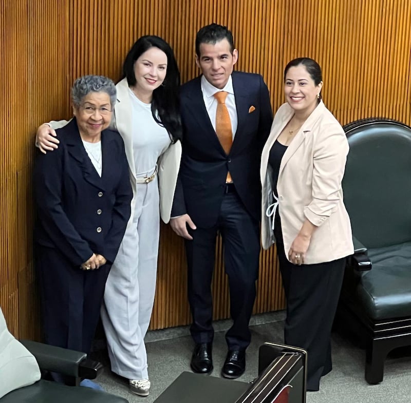 Flores llegó a saludar a sus excompañeros iputados.