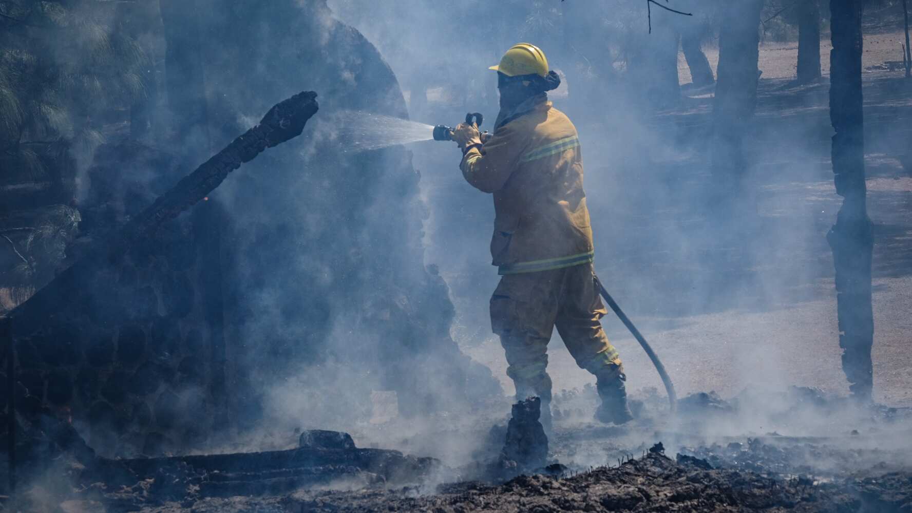 A pesar de lo complicado de la zona, las autoridades lograron contener el fuego sin que se registraran personas lesionadas.