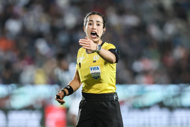 Katia Itzel García se convirtió en la primera mujer en arbitrar en la Copa Oro.