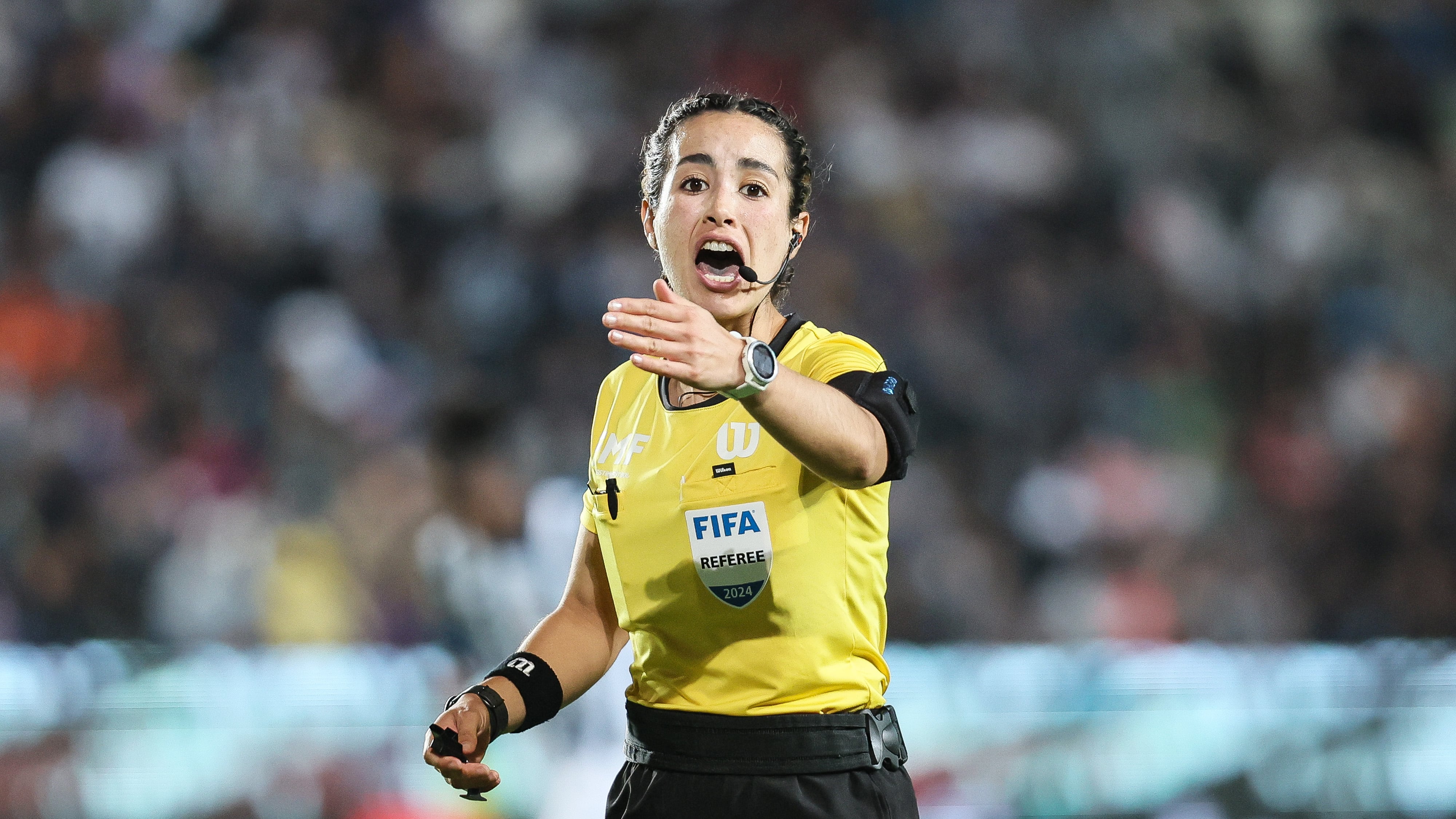 Katia Itzel García se convirtió en la primera mujer en arbitrar en la Copa Oro.
