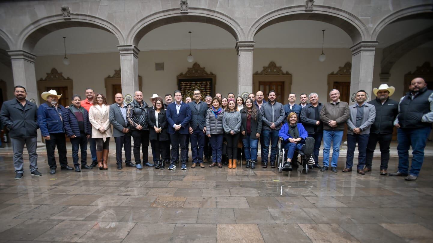 García se reunió este sábado con legisladores y alcaldes de Movimiento Ciudadano.