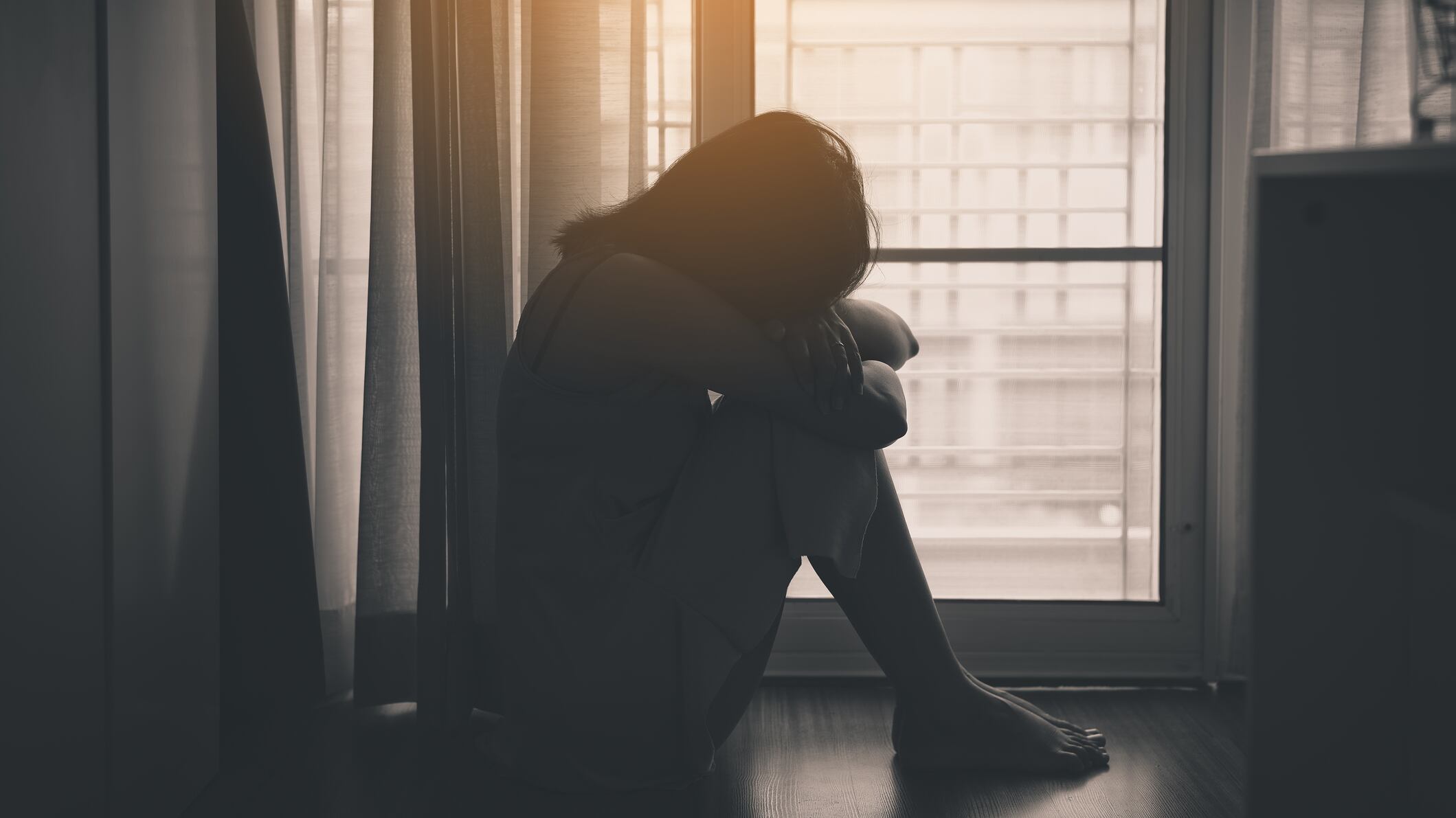 La depresión provoca baja importante en el estado de ánimo, alteraciones del sueño y apetito, ganas de llorar y pensamientos de que nada vale la pena.