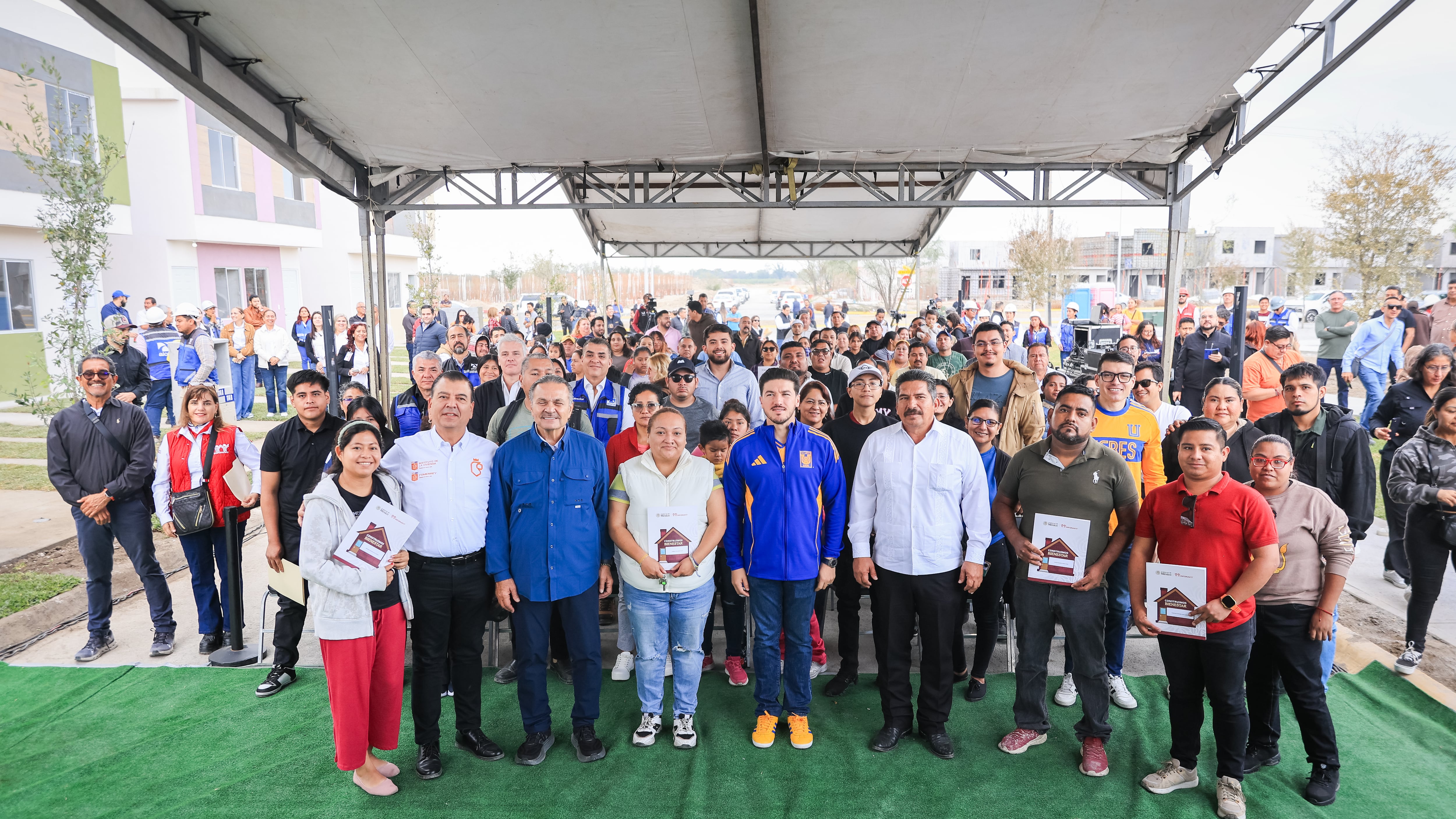 El gobernador informó que aproximadamente 160,000 personas llegan a Nuevo León anualmente.