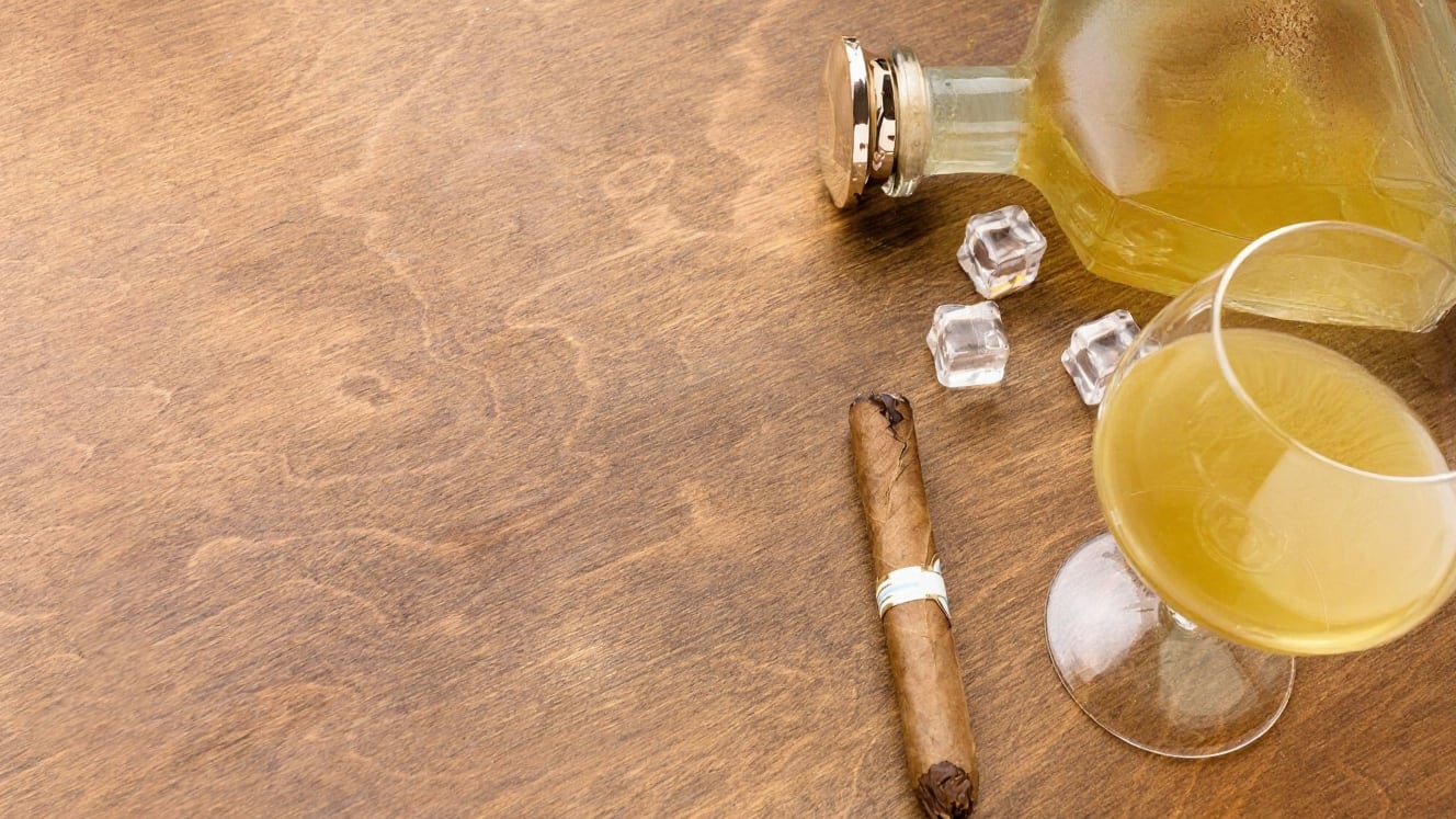 Los habanos suelen asociarse con el whiskey pero su complejidad permite maridarlo con otras bebidas como el tequila y el mezcal, aquí te mostramos la mejor manera de hacerlo