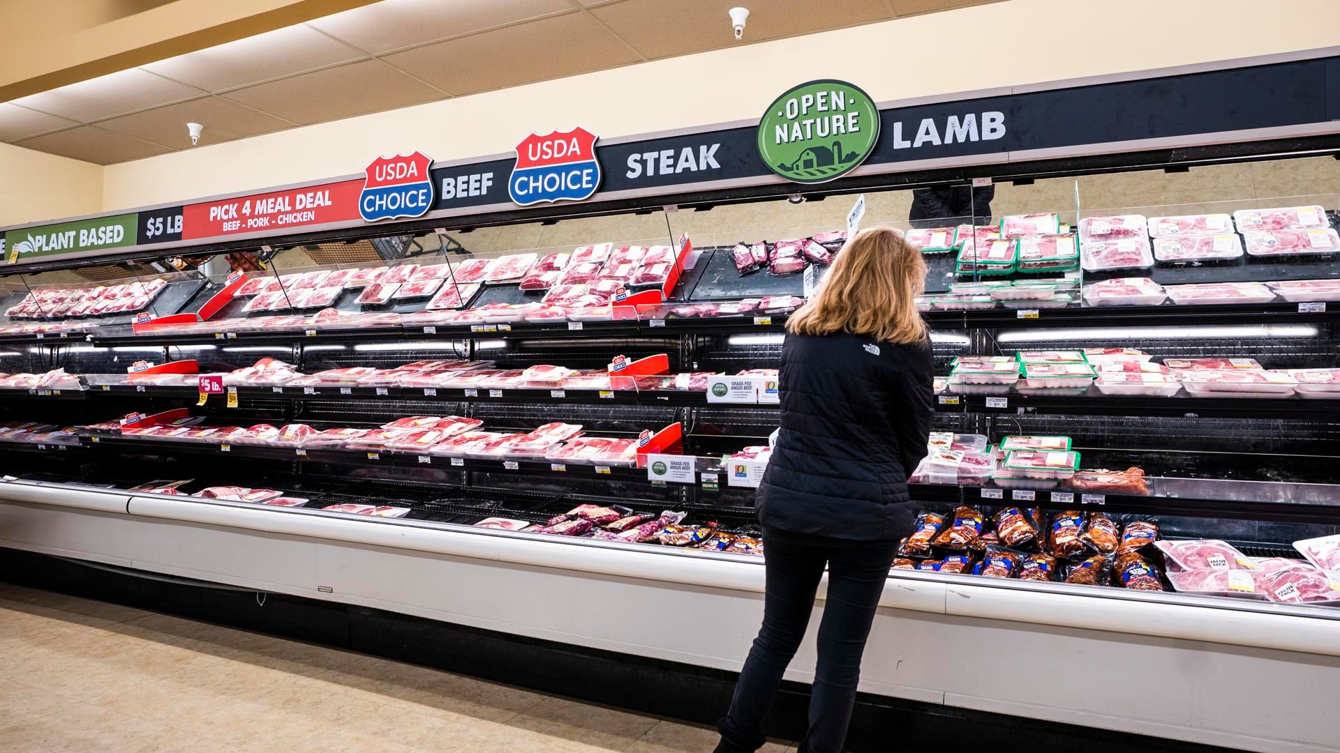 En la imagen de archivo, la sección de carnicería de un supermercado en Maryland, Estados Unidos. EFE/EPA/JIM LO SCALZO