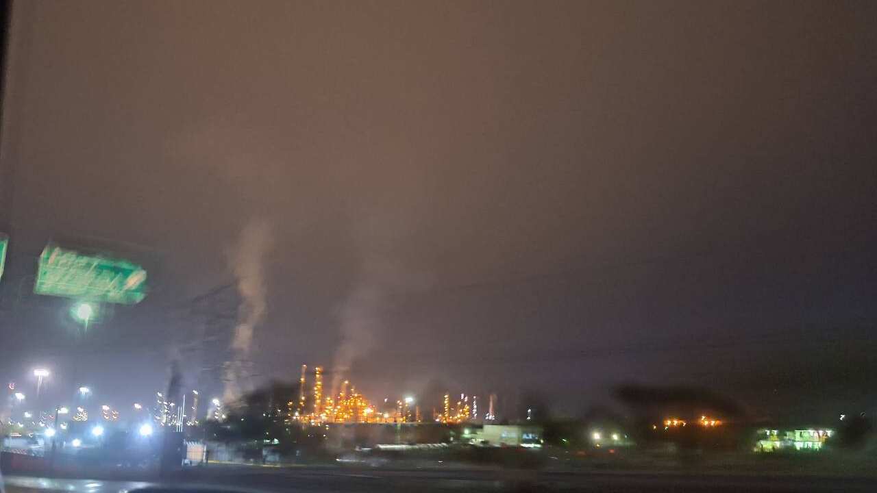 Personal de Medio Ambiente registró que la Refinería emite humo espeso y con olor a azufre.