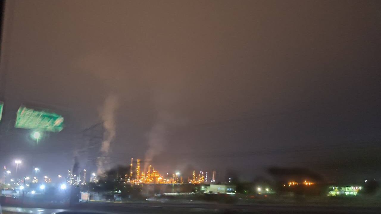 Personal de Medio Ambiente registró que la Refinería emite humo espeso y con olor a azufre.