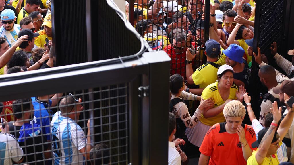 La final se retrasó media hora por invasión de aficionados.