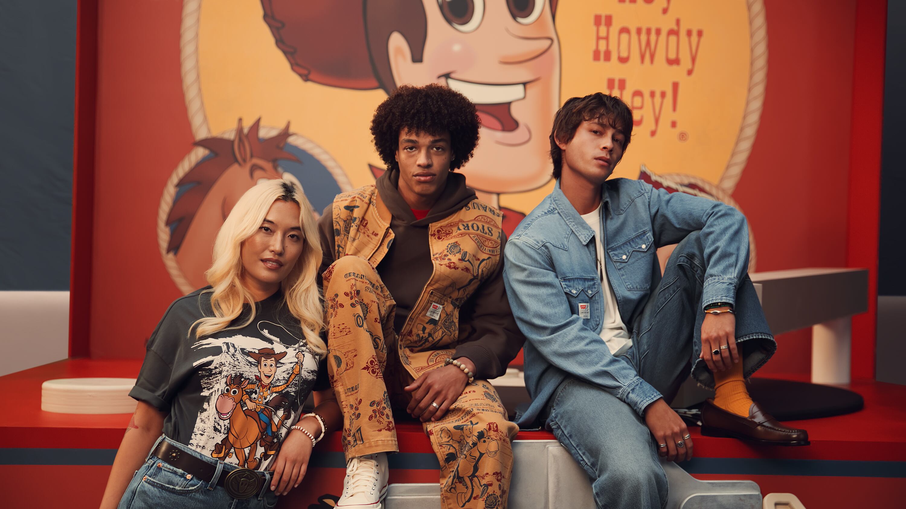 Denim, parches, bordados y mucha vibra cowboy, así es como Levi’s celebra tres décadas de amistad y aventuras con una línea inspirada en los personajes más entrañables de esta cinta