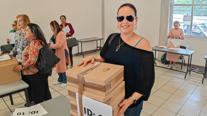 Son 400 proyectores audiovisuales los que entregaron. Foto: Cuenta X (@GuadalajaraGob)