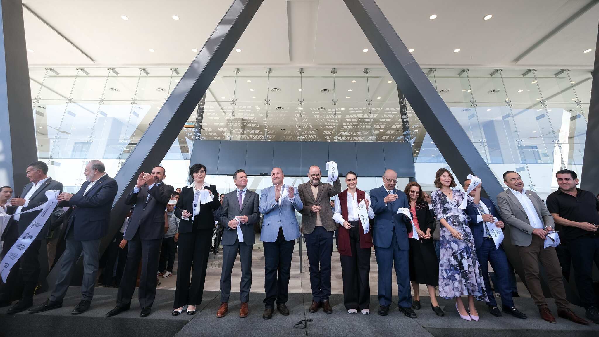 Con una inversión de 2,472 millones de pesos, el gobernador Enrique Alfaro Ramírez inauguró el Hospital Civil de Oriente, ubicado en Tonalá.