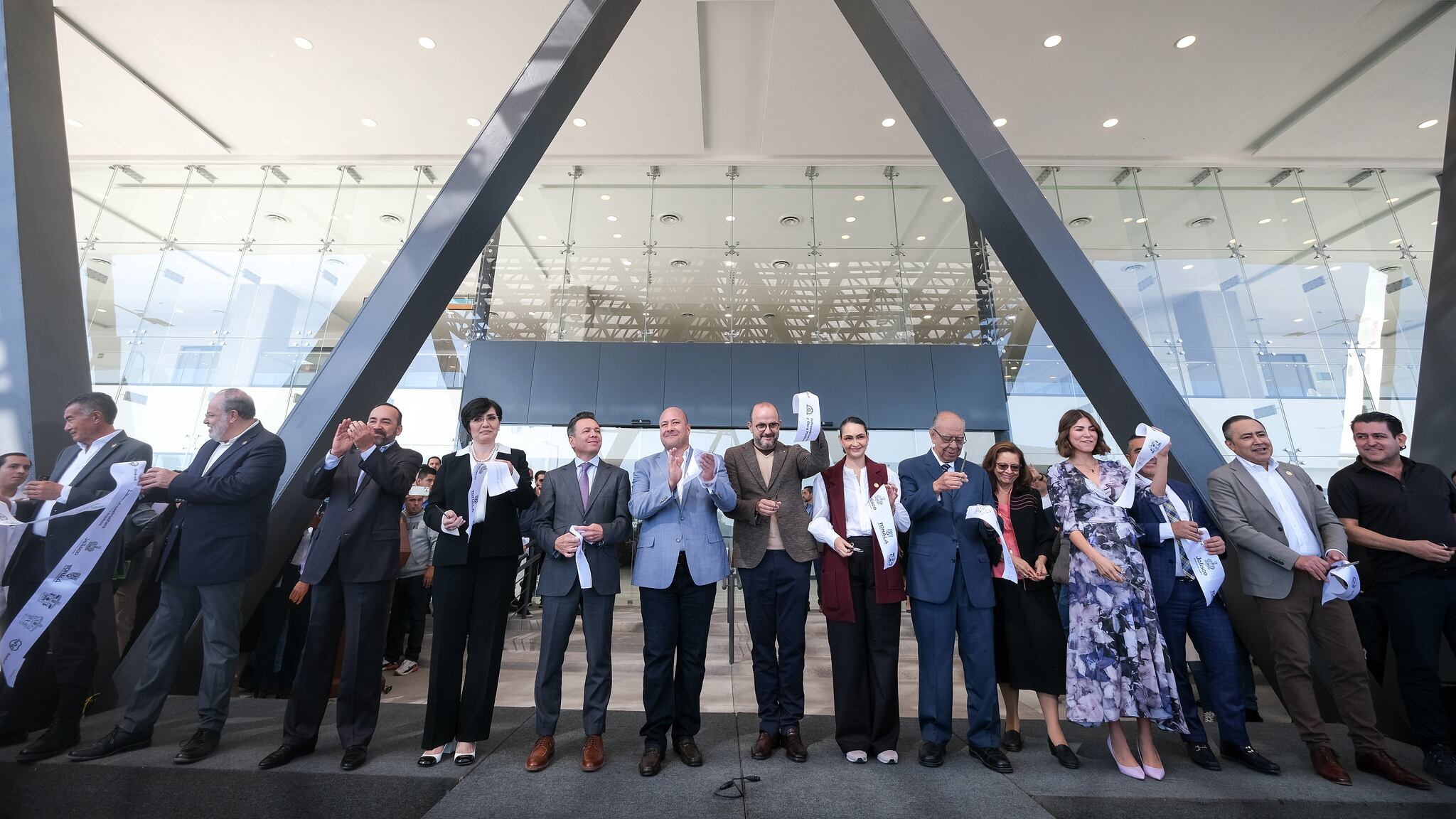 Con una inversión de 2,472 millones de pesos, el gobernador Enrique Alfaro Ramírez inauguró el Hospital Civil de Oriente, ubicado en Tonalá.