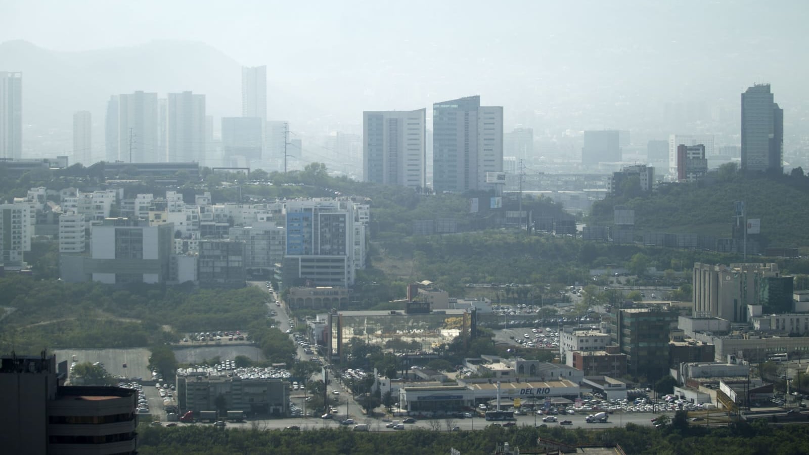 Desde temprano una capa de humo cubrió toda el área metropolitana de Monterrey.