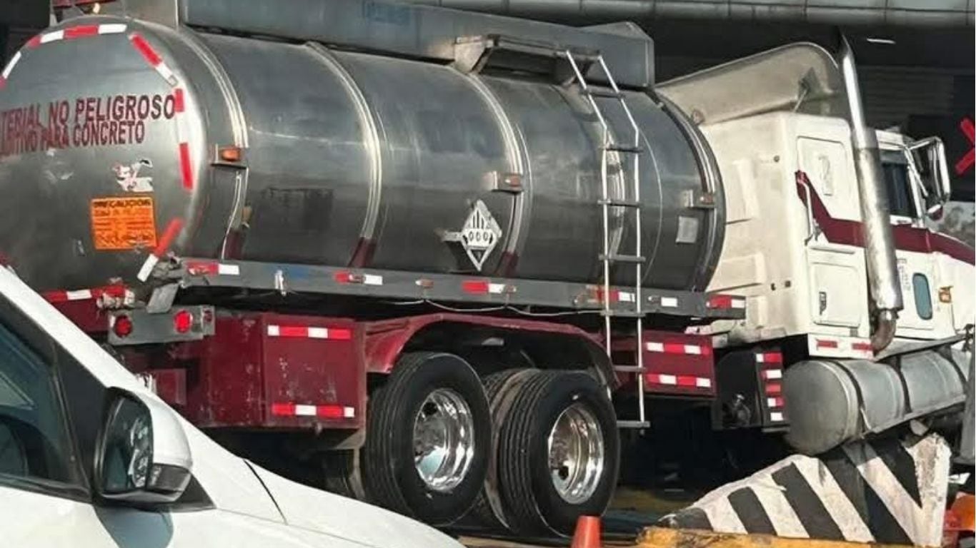 Choque de pipa derrama diésel