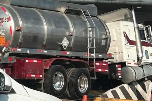 Cierran caseta en Tepotzotlán tras choque de pipa y derrame de diésel en la México–Querétaro