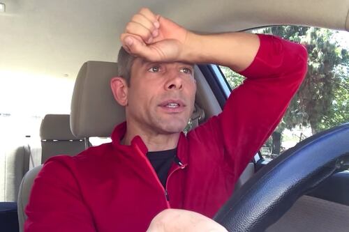 ¿Qué es el cascabeleo en el motor y qué lo provoca?