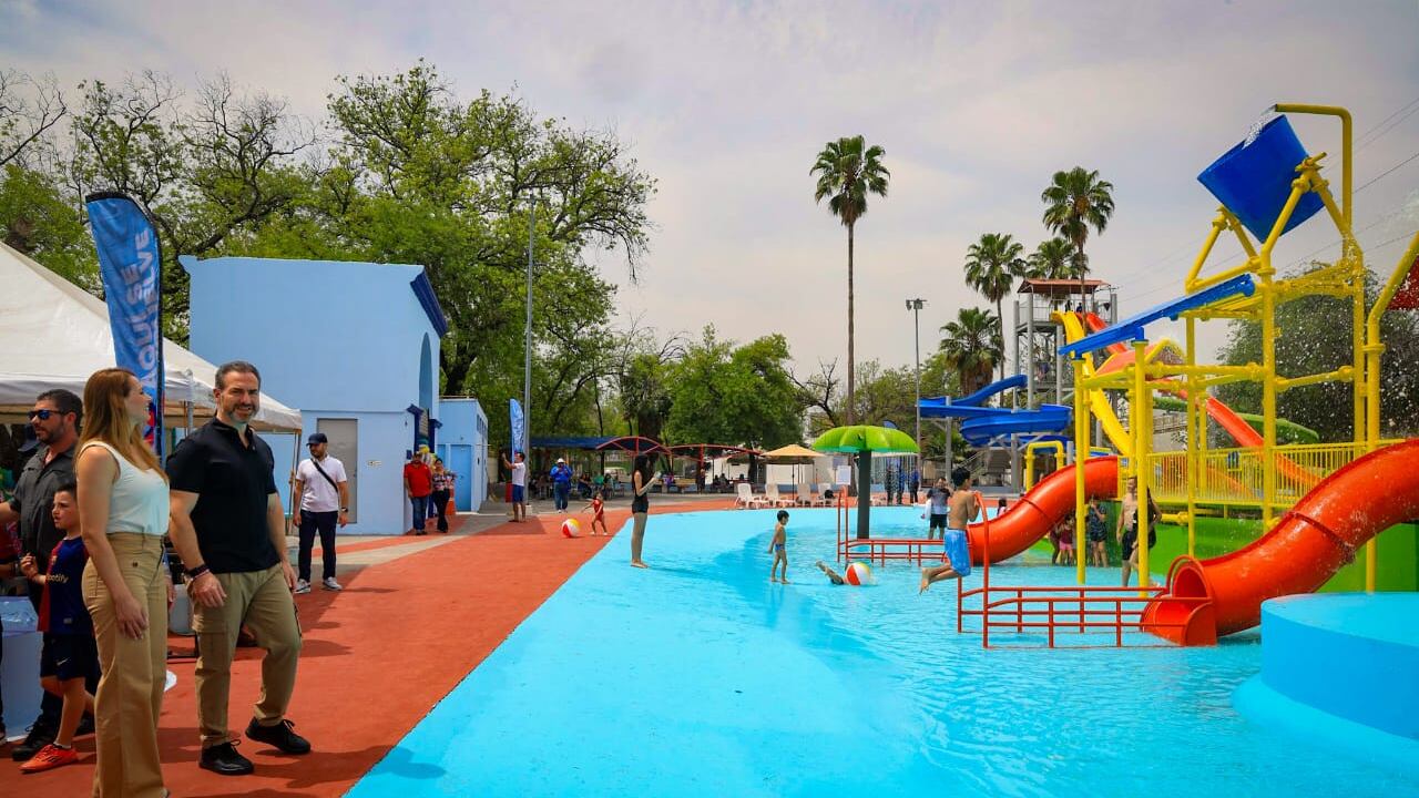 El alcalde Adrián de la Garza, acompañado por su esposa Gaby Oyervides, presidenta del DIF municipal, encabezó la apertura.