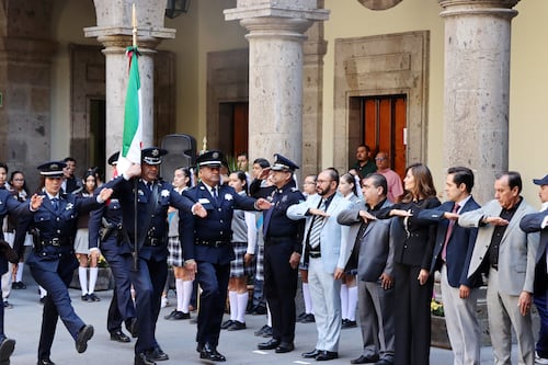“Es un honor poder portar la bandera”: Delgadillo abandera a 17 escuelas de GDL