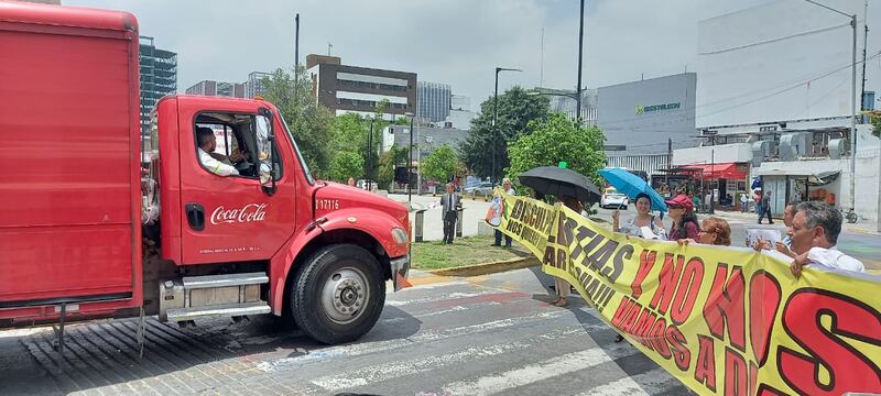 Los conductores de un camión de la Coca Cola sufrieron los embates de la gente.