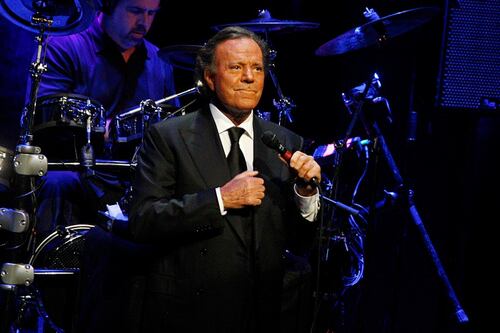 Julio Iglesias enfrentó un tumor en la columna que lo hacía sentir de ‘500 años’