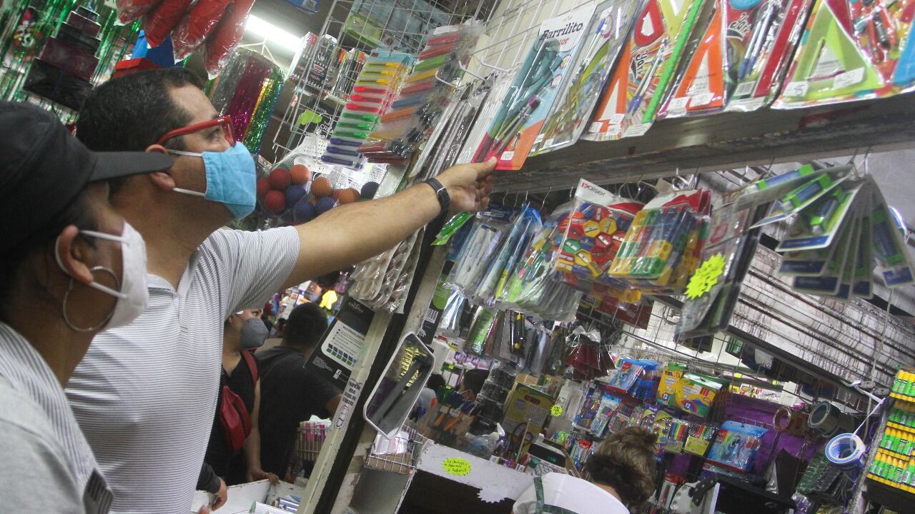 Revisa cuánto debes y cuánto debes pagar, elimina los gastos no prioritarios y si no te alcanza elabora un acelerador de pagos, que te permita liberar a tu bolsillo