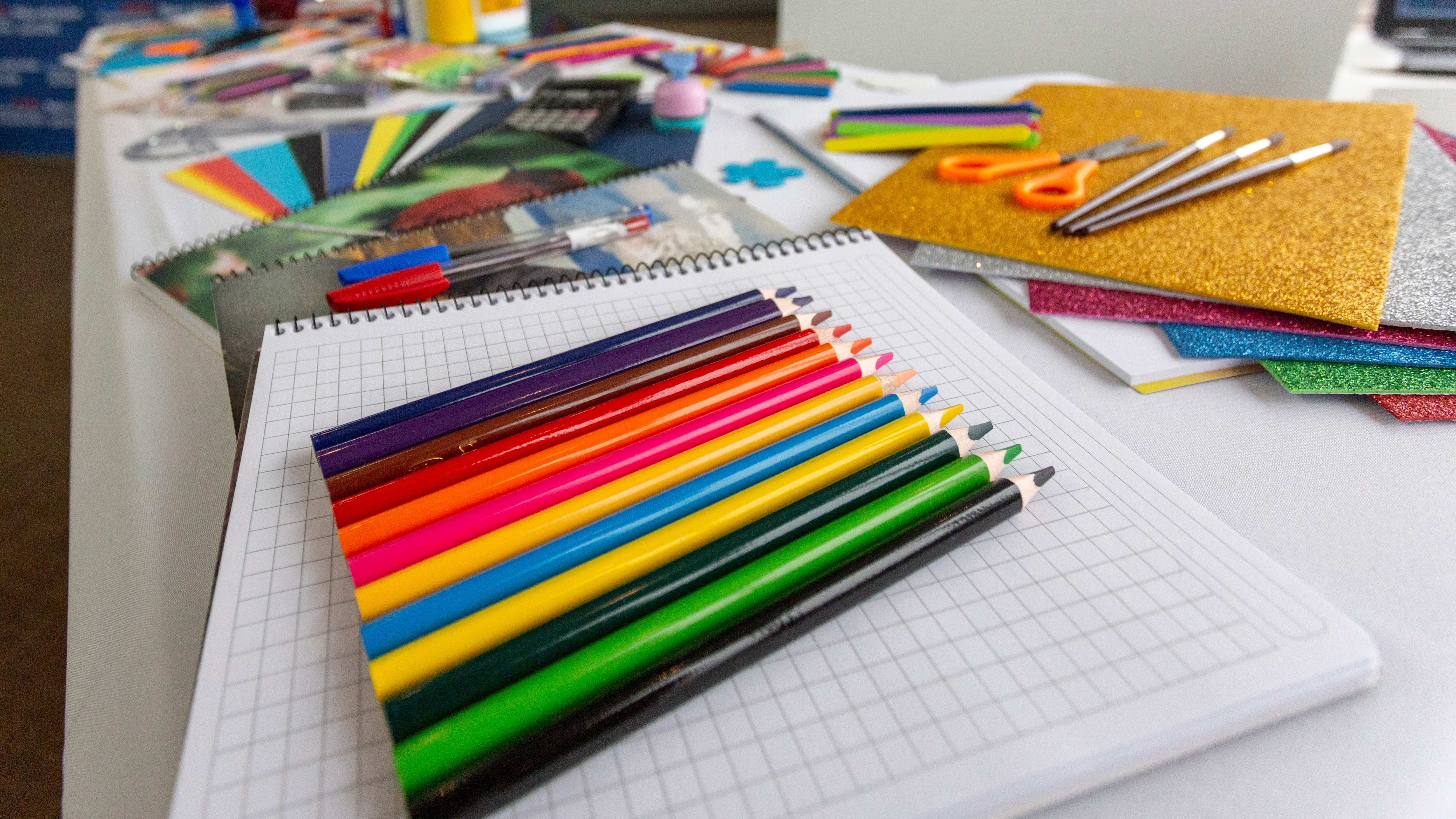 Contraloría investiga a la Junaeb por entrega de útiles escolares