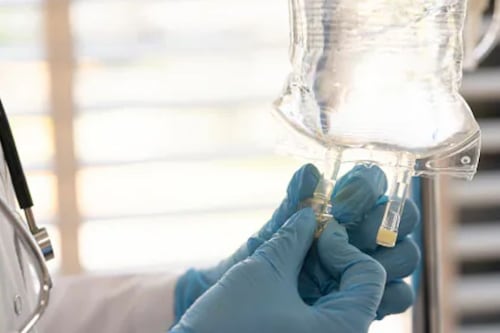 Cofepris revela posible causa de muertes por sueros vitaminados que dejaron ocho fallecidos