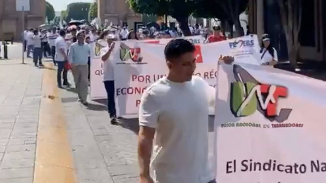 Alrededor de 300 trabajadores partieron del Arco de la Calzada.