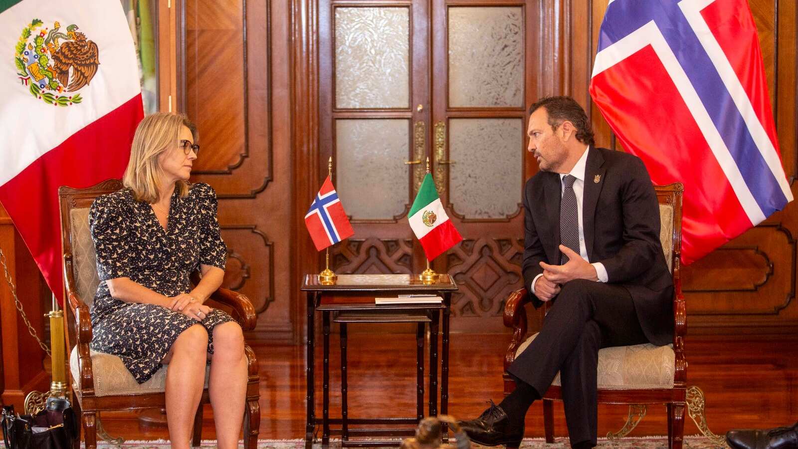 Mauricio Kuri recibe a la embajadora de Noruega en México, Ragnhild Imerslund. (Cortesía)