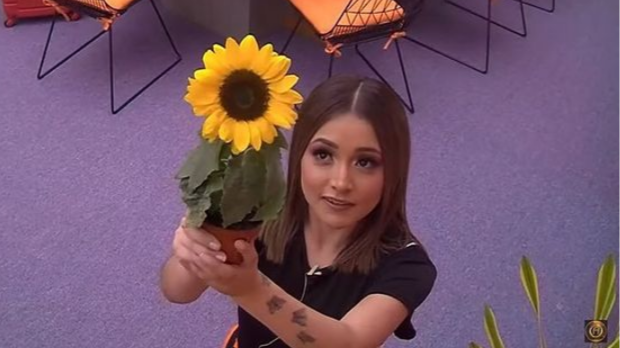 Rubí explota contra una seguidora que la criticó por seguir en La Academia: “Respeta, yo no ando opinando de tu vida”